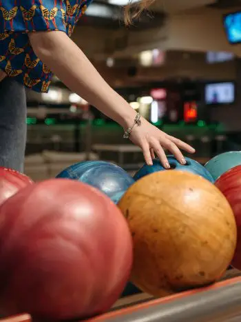 how-to-hold-a-bowling-ball
